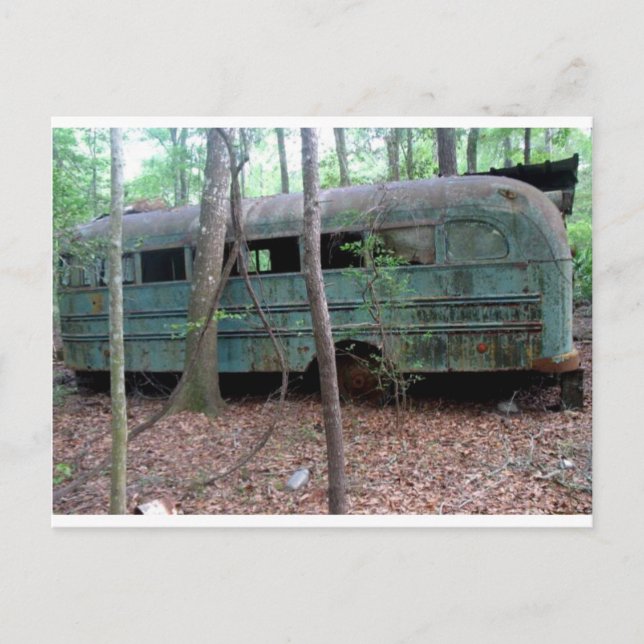 Alter grüner Bus im Wald abgeschafft Postkarte (Vorderseite)