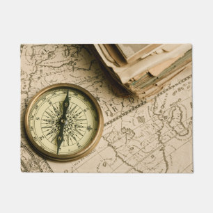 Alter Kompass über alter Karte Fußmatte