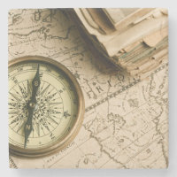 Alter Kompass über alter Karte