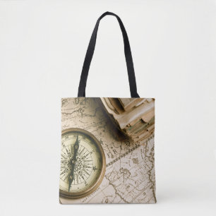 Alter Kompass über alter Karte Tasche