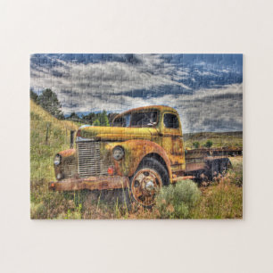 Alter LKW, verlassen auf einem Feld