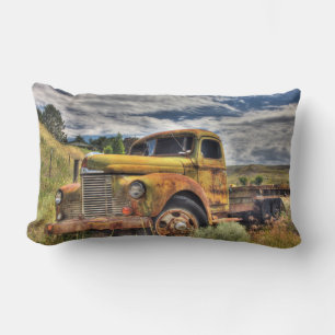 Alter LKW, verlassen auf einem Feld Lendenkissen