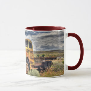 Alter LKW, verlassen auf einem Feld Tasse
