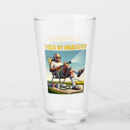 Alter Mann bewässert Rasen Glas