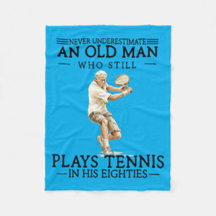 Alter Mann, der in den Achtzigern Tennis spielt Te Fleecedecke