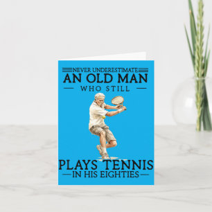 Alter Mann, der in den Achtzigern Tennis spielt Te Karte
