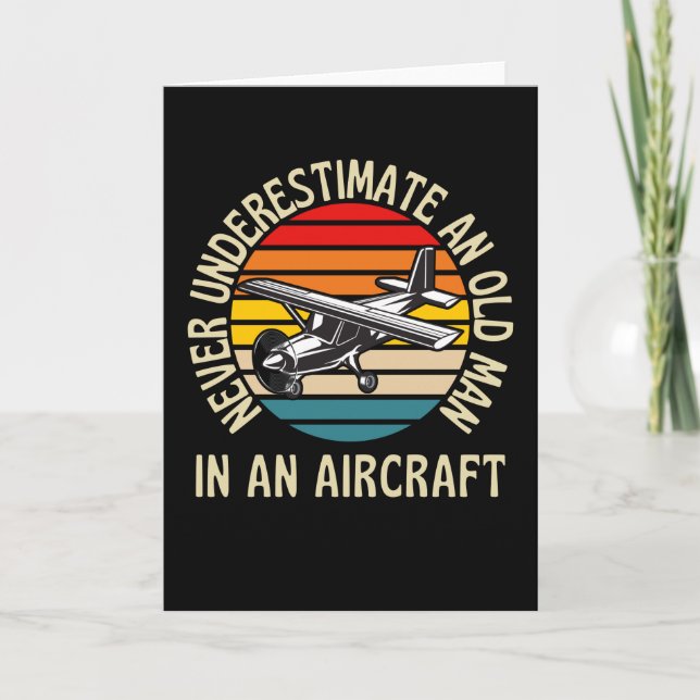 Alter Mann in einem lustigen Flugzeug Karte (Vorderseite)