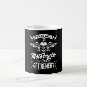 Alter Mann mit einem Kraftrad, der für den Ruhest Kaffeetasse