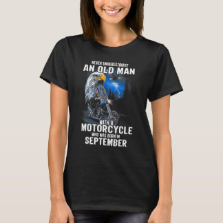 Alter Mann mit einem Motorrad, der im September Ge T-Shirt
