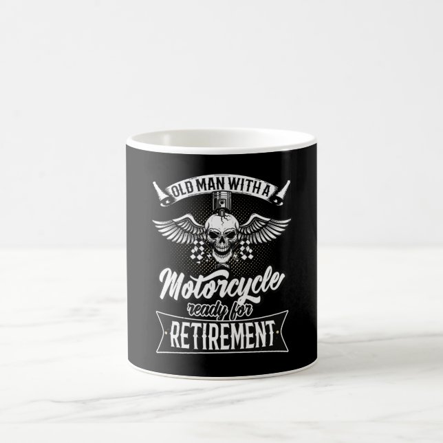 Alter Mann mit einem Motorrad für die Ruhestandzei Kaffeetasse (Mittel)