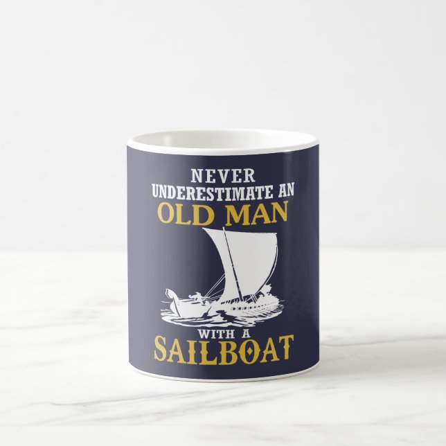Alter Mann mit einem Segelboot Kaffeetasse (Mittel)