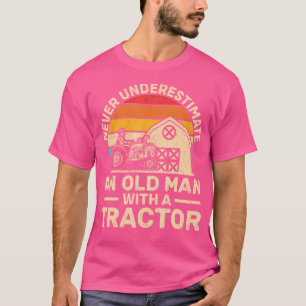 Alter Mann mit einem Traktor für Vater Großvater B T-Shirt