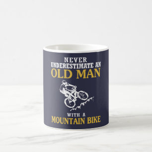 ALTER MANN MIT EINER MOUNTAINBIKE KAFFEETASSE