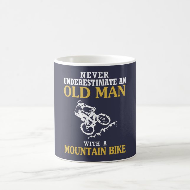 ALTER MANN MIT EINER MOUNTAINBIKE KAFFEETASSE (Mittel)