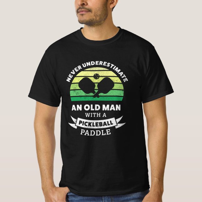 Alter Mann mit Pickleball-Paddle-Geschenk T-Shirt (Vorderseite)