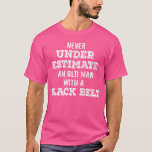 Alter Mann mit Schwarzgürtelkarate nie unterschätz T-Shirt