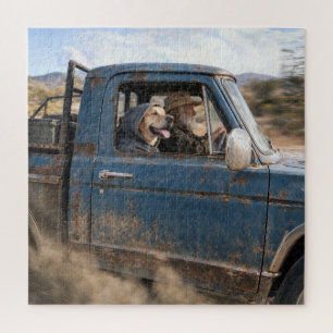 Alter Mann und Labrador Retriever in einem blauen