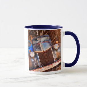 Alter rostiger Lastwagen auf einer Farm Tasse