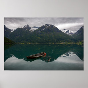 Alter Rowboat mit Gebirgsreflexion Poster
