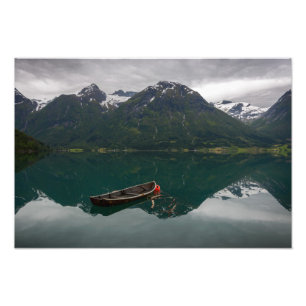 Alter Rowboat mit Gebirgsreflexions-Foto Fotodruck