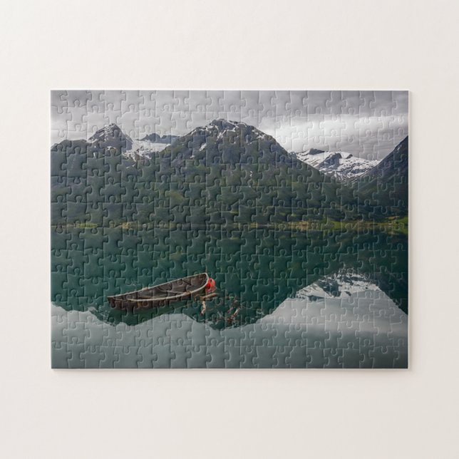 Alter Rowboat mit Gebirgsreflexionspuzzlespiel (Horizontal)