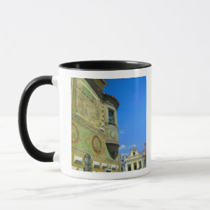 Alter Stadtplatz umgeben von Häusern aus dem 16. J Tasse