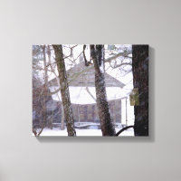 Alter Stall und Bäume im Schnee-Winter-Foto