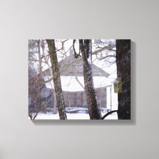Alter Stall und Bäume im Schnee-Winter-Foto Leinwanddruck