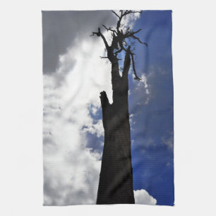 Alter toter Baum gegen dunklen bewölkten Himmel Handtuch