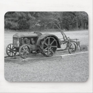 Alter Traktor von der Vergangenheit Mousepad