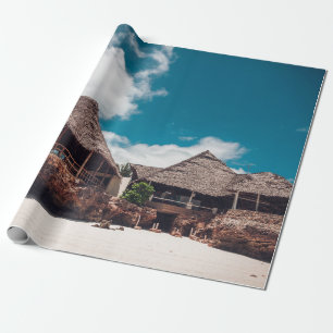 Alter tropischer Bungalow aus Holz am Strand. Geschenkpapier