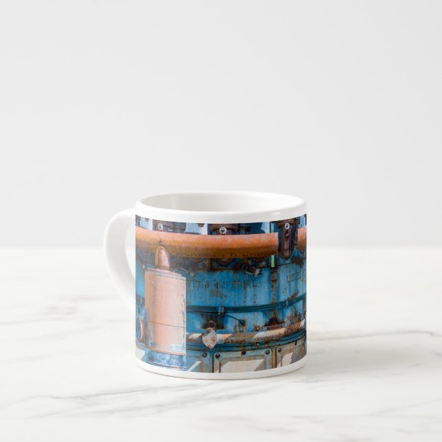 Alter und rostiger Atlas Imperial Diesel Motor in  Espressotasse (Vorderseite Links)