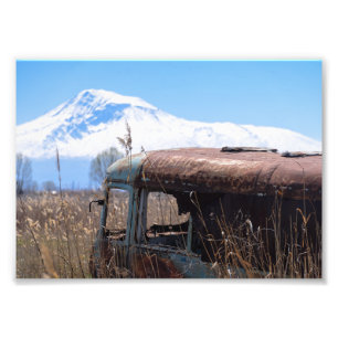 Alter und rostiger Bus mit Mt. Ararat Fotodruck