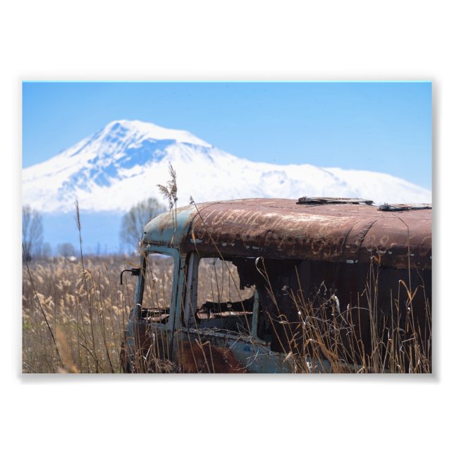 Alter und rostiger Bus mit mt. Ararat Fotodruck (Vorne)