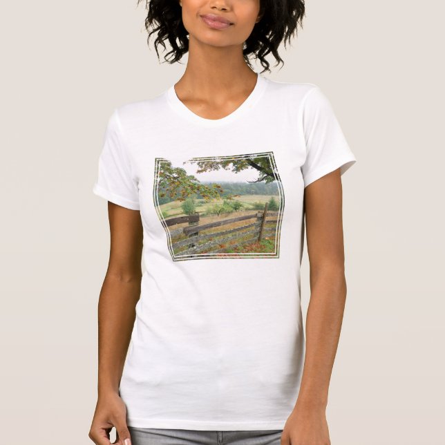 Alter Zaun auf einem Bauernhof T-Shirt (Vorderseite)