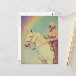 Ältere Frauen fahren mit einem Schwert auf einem E Postkarte