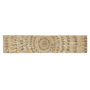 Ältere Futhark gewundene Kunst auf hölzerner Kurzer Tischläufer