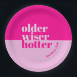 Ältere, klügere, heißere Minimal fett rosa Geburts Pappteller<br><div class="desc">Feiern Sie stilvoll und fügen Sie Ihrer Geburtstagsfeier für Erwachsene eine Touch von Raffinesse hinzu, mit unseren Tellern zum Geburtstag von Erwachsenen "Ältere, Weitere, Hotter". Diese wunderschön gestalteten Teller aus Papier strahlen ein minimalistisches, fett rosa Dekor aus, das Eleganz und Charme ausstrahlt. Das Thema "Ältere, Weiser, Hotter" spiegelt perfekt das...</div>
