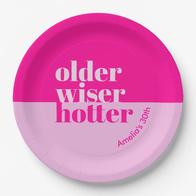 Ältere, klügere, heißere Minimal fett rosa Geburts Pappteller (Vorderseite)