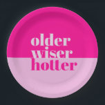 Ältere, klügere, heißere Minimal fett rosa Geburts Pappteller<br><div class="desc">Feiern Sie stilvoll und fügen Sie Ihrer Geburtstagsfeier für Erwachsene eine Touch von Raffinesse hinzu, mit unseren Tellern zum Geburtstag von Erwachsenen "Ältere, Weitere, Hotter". Diese wunderschön gestalteten Teller aus Papier strahlen ein minimalistisches, fett rosa Dekor aus, das Eleganz und Charme ausstrahlt. Das Thema "Ältere, Weiser, Hotter" spiegelt perfekt das...</div>