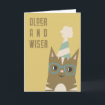 Ältere und weiser | Funny Cat Adult Birthday Karte<br><div class="desc">Dies ist eine Vektorgrafik einer Tabbykatze mit gerahmten grünen Brillen. Er trägt einen Party-Hut. Im Text steht "Älter und weiser". Senden Sie diese lustige Karte an einen Freund,  der älter wird,  aber ein Gefühl von Spaß darüber hat!</div>