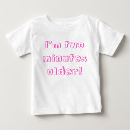 Ältere Zwillingsfrau.. Ich bin zwei Minuten älter! Baby T-shirt