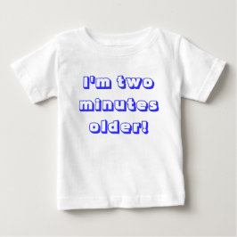 Ältere Zwillingsjunge.. Ich bin zwei Minuten älter Baby T-shirt