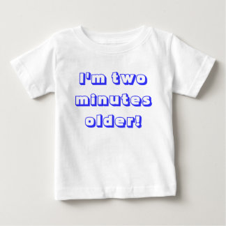 Ältere Zwillingsjunge.. Ich bin zwei Minuten älter Baby T-shirt