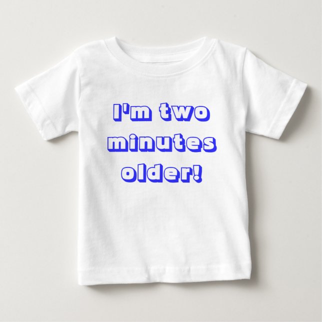Ältere Zwillingsjunge.. Ich bin zwei Minuten älter Baby T-shirt (Vorderseite)