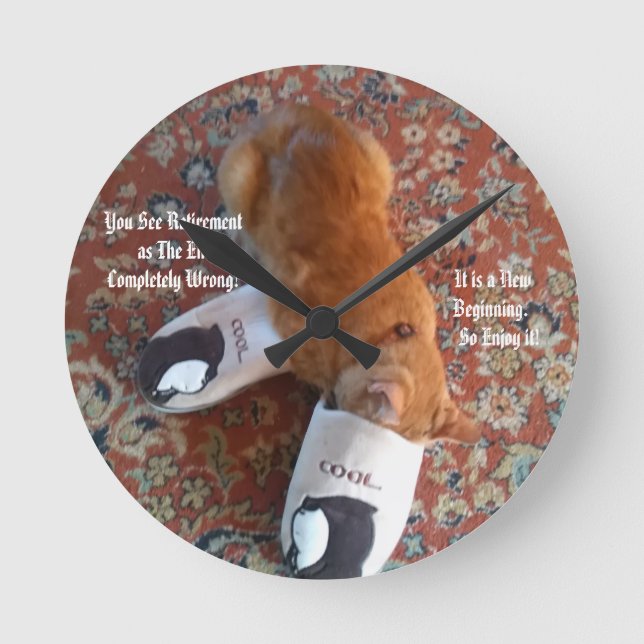Altersvorteil-Ingwer-Katzenklappen Runde Wanduhr (Vorderseite)