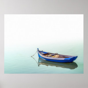 Altes Aiola Boot. Kleines Ruderboot in Seixal Bay. Poster