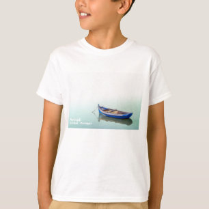 Altes Aiola Boot. Kleines Ruderboot in Seixal Bay. T-Shirt