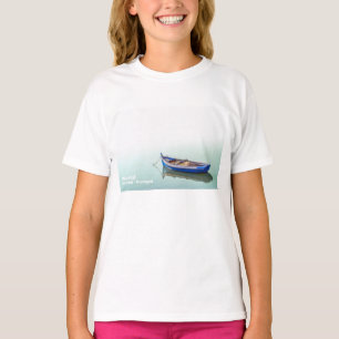 Altes Aiola Boot. Kleines Ruderboot in Seixal Bay. T-Shirt