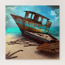 Altes, altes Schiff auf einem Sandstrand